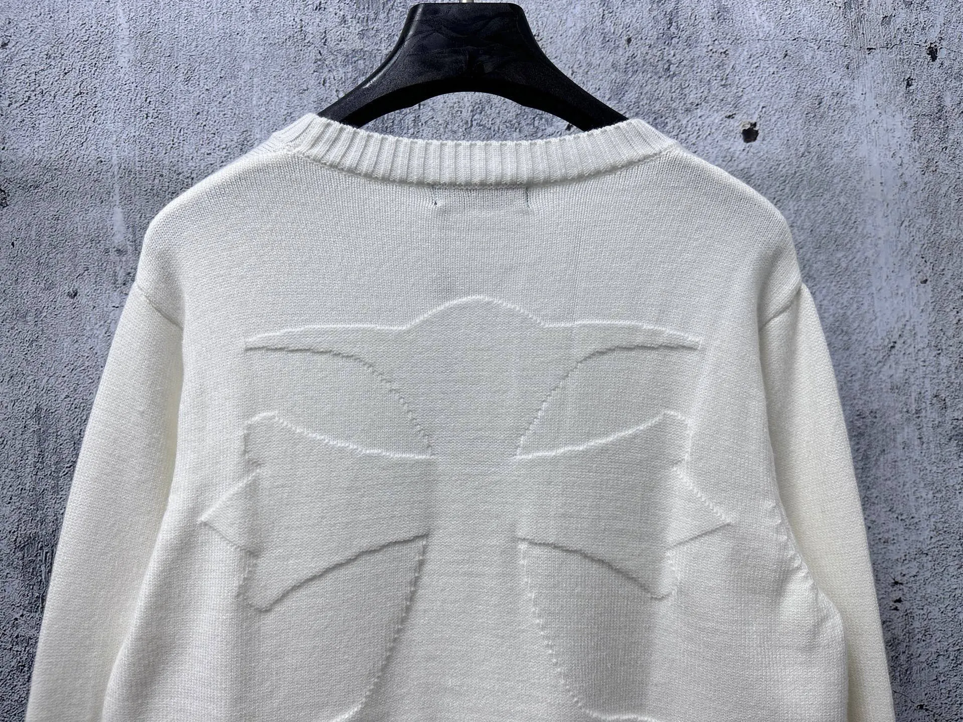 ￼ P250 【Chrome Hearts】Chrome Hearts' new cross-knitted jacquard appliquéd crew neck sweater. Contains 20% wool. The item is made of custom-dyed and custom-spun yarn and purchased from the original version. A full set of customized accessories. Details determine success or failure. A new model for autumn and winter. It is soft and delicate and does not tie the body. The upper body effect is very nice. Loose fit. Same style for men and women. Color: White Black Size: S-L